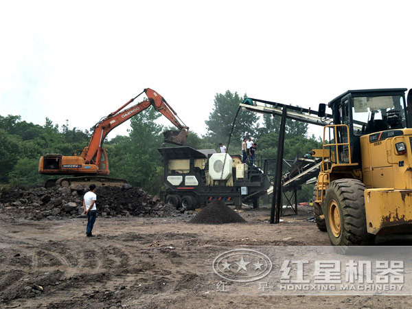 輪胎移動顎式破碎機(jī)作業(yè)現(xiàn)場